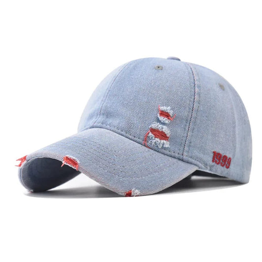 Casquette "1999" Denim Clair ( détail rouge)